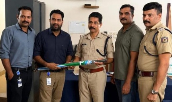 സിറ്റി ട്രാഫിക് പോലീസിന് കുടകൾ വിതരണം ചെയ്ത് സൈബർപാർക്ക്